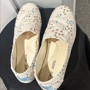 TOMS Women's Cream and Teal Dotted Flats